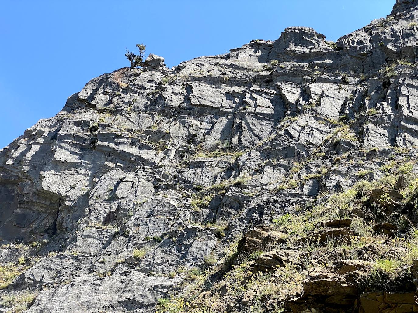 A escasos 50 kilómetros de la ciudad de León se puede disfrutar de una ruta de media montaña, apta para niños, donde ver espectaculares formaciones de roca caliza