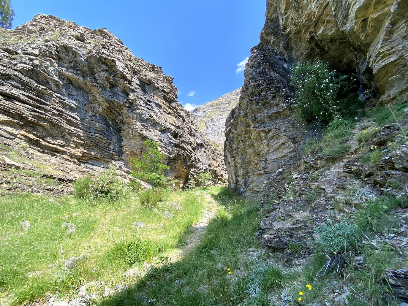 A escasos 50 kilómetros de la ciudad de León se puede disfrutar de una ruta de media montaña, apta para niños, donde ver espectaculares formaciones de roca caliza