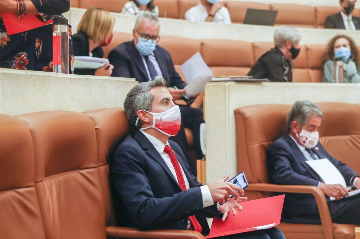 El vicepresidente regional, Pablo Zuloaga, junto a Miguel Ángel Revilla, durante el pleno de ayer en el Parlamento de Cantabria. 