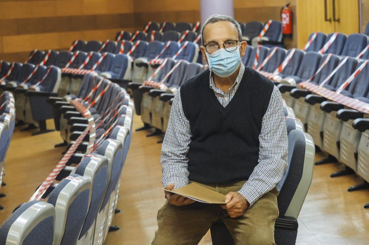 El jesuita Carlos Rodríguez, antes de su charla en el Ateneo de Santander. 