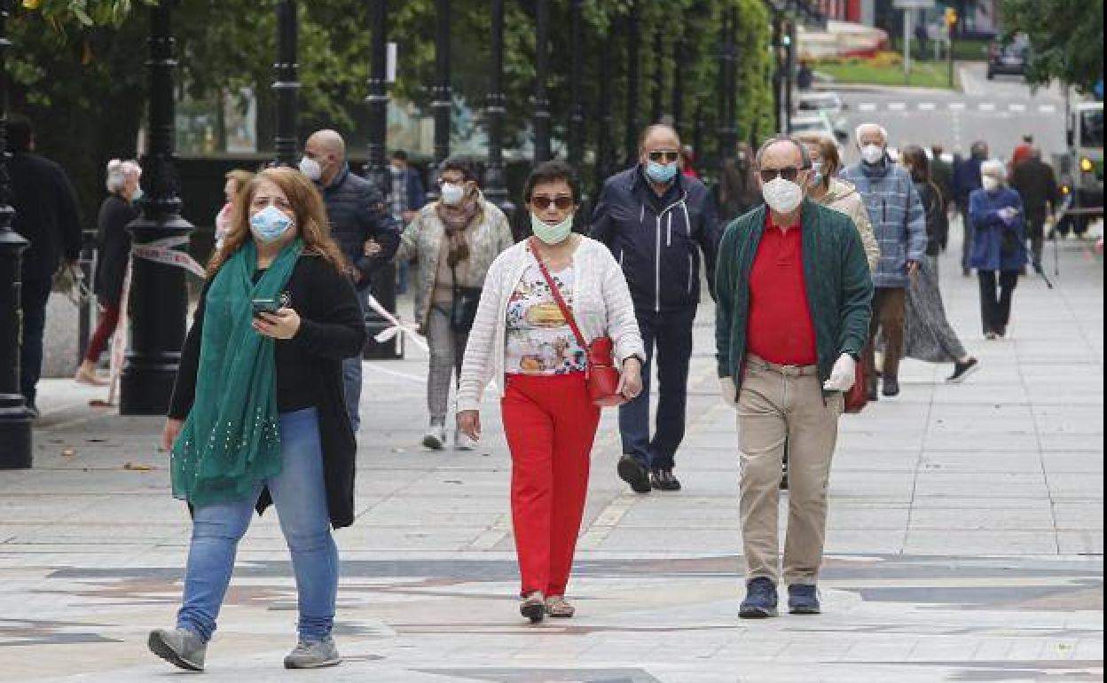 Vecinos paseando por Gijón