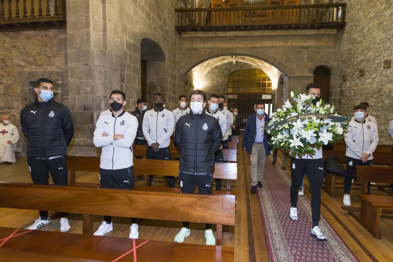 Los jugadores del Racing realizaron una ofrenda de flores a la Virgen de la Bien Aparecida para pedirle a la patrona de Cantabria que les ayude a lograr el ascenso a Segunda 