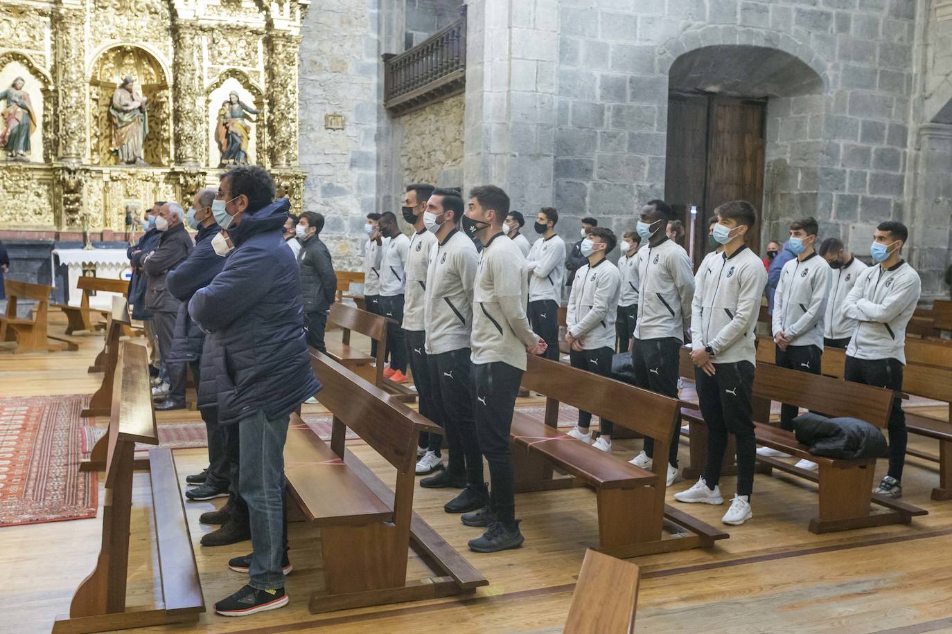 Los jugadores del Racing realizaron una ofrenda de flores a la Virgen de la Bien Aparecida para pedirle a la patrona de Cantabria que les ayude a lograr el ascenso a Segunda 