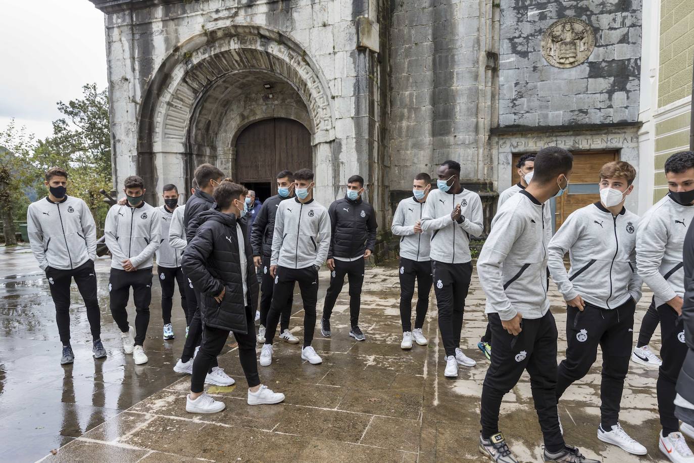 Los jugadores del Racing realizaron una ofrenda de flores a la Virgen de la Bien Aparecida para pedirle a la patrona de Cantabria que les ayude a lograr el ascenso a Segunda 