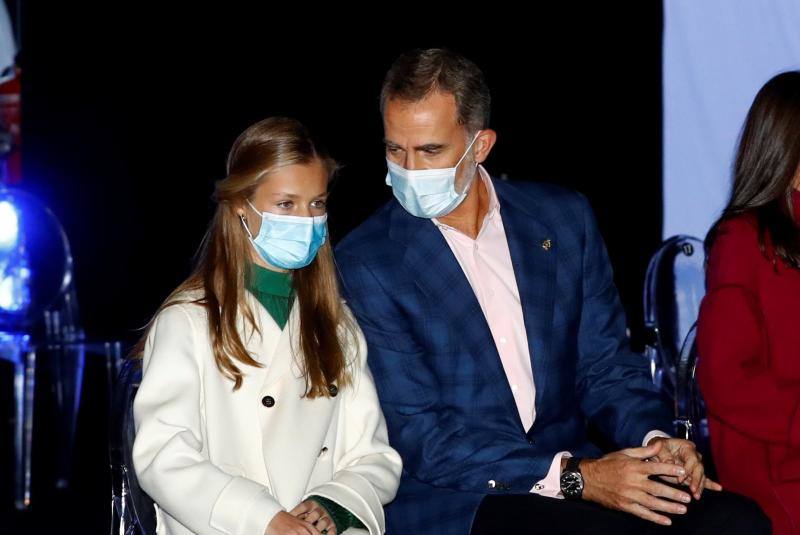 Los estilismos de Felipe VI, la Reina Letizia, la Princesa Leonor y la infanta Sofía captaron todas las miradas.