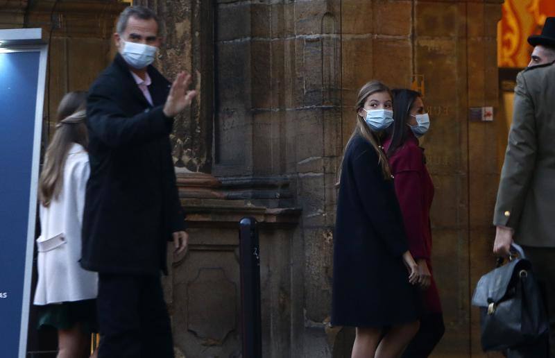 Los estilismos de Felipe VI, la Reina Letizia, la Princesa Leonor y la infanta Sofía captaron todas las miradas.