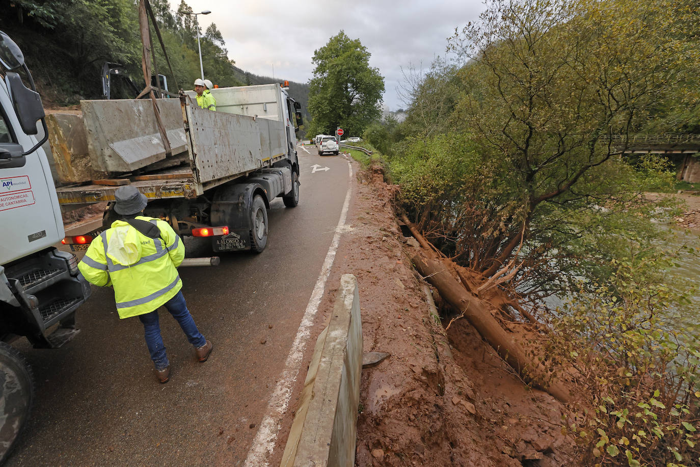 Fotos: Un argayo corta la carretera entre Santa Lucía y Mazcuerras