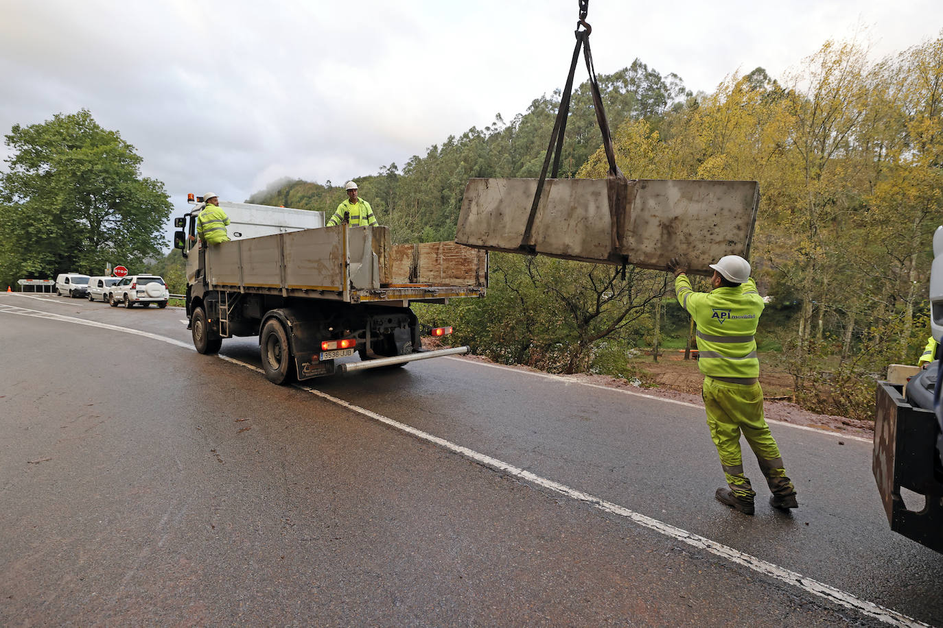 Fotos: Un argayo corta la carretera entre Santa Lucía y Mazcuerras