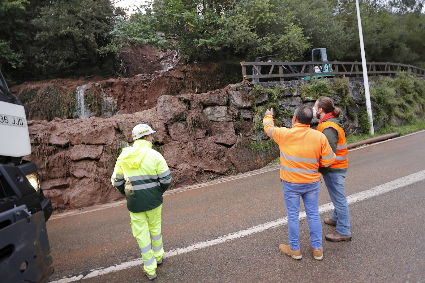 Fotos: Un argayo corta la carretera entre Santa Lucía y Mazcuerras