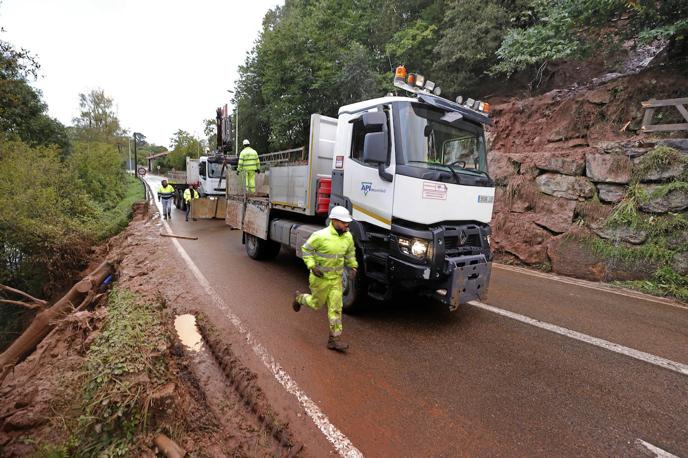 Fotos: Un argayo corta la carretera entre Santa Lucía y Mazcuerras