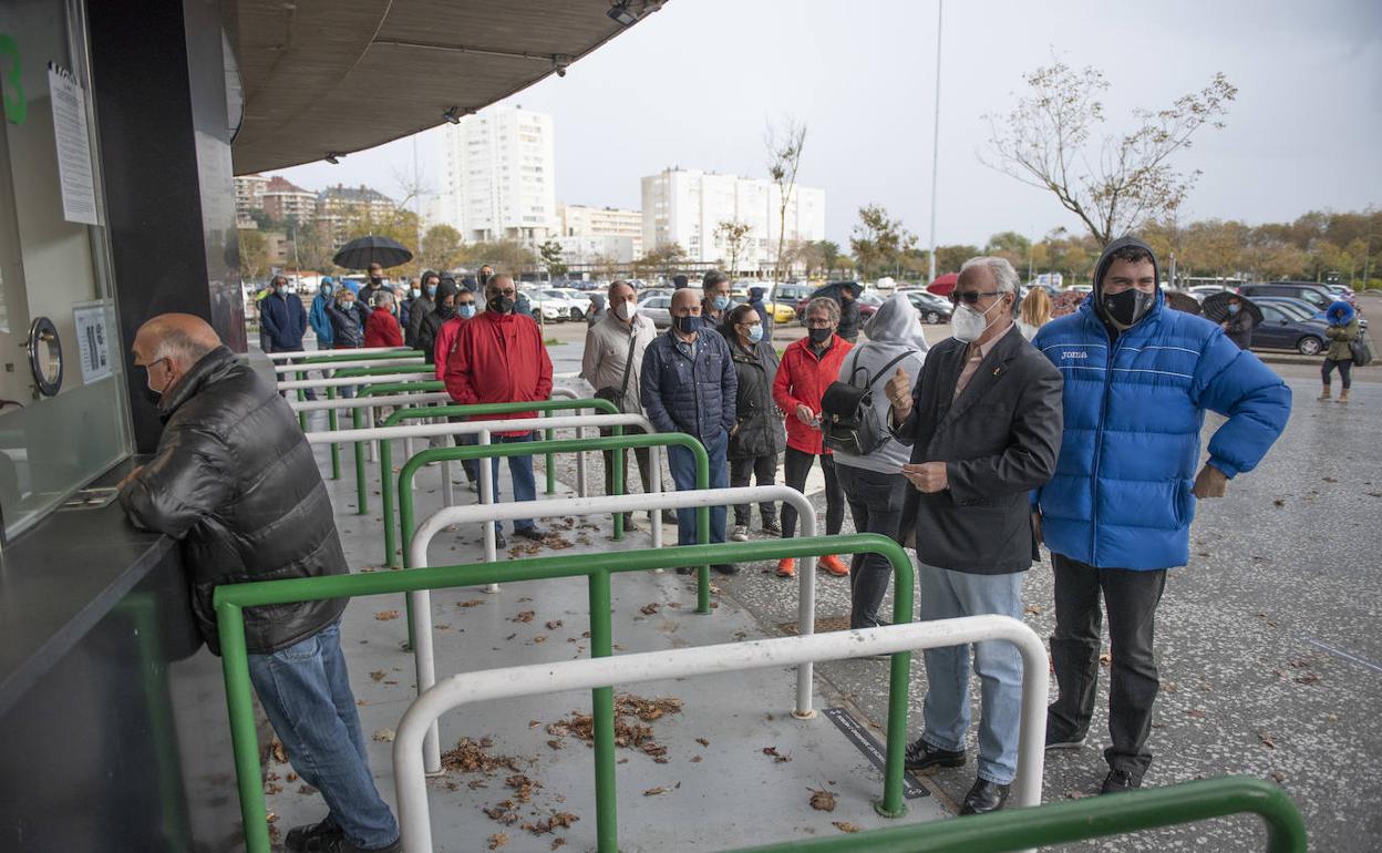 Colas que hubo en las taquillas del Racing para conseguir una entrada el pasado miércoles.