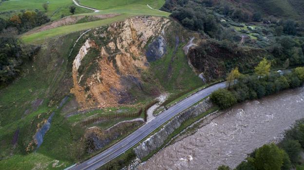 En varias zonas, ha habido desplazamientos del terreno y numerosas piedras han caído en la zona de las redes de contención. 