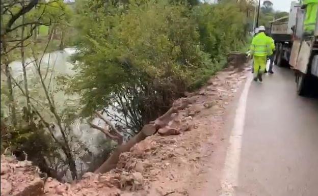 Reabierto el tráfico en la carretera entre Santa Lucía y Mazcuerras, que ha estado cortada diez horas por un desprendimiento