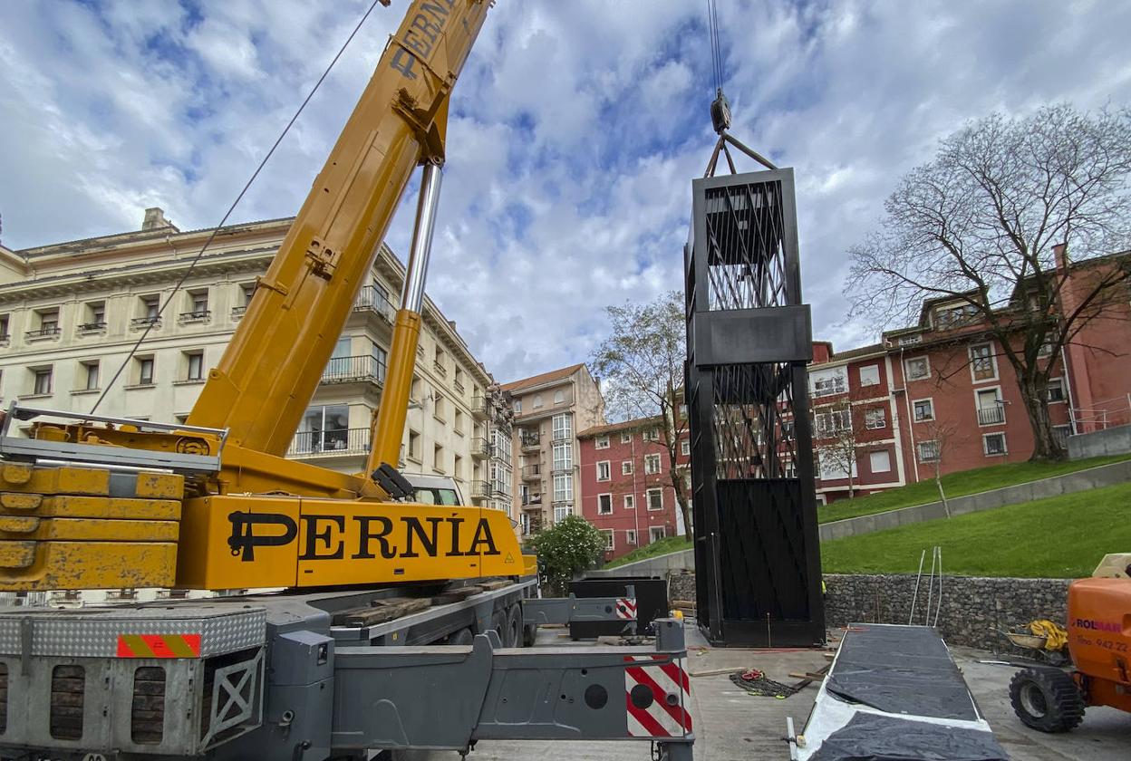 Momento de la instalación de la estructura. 