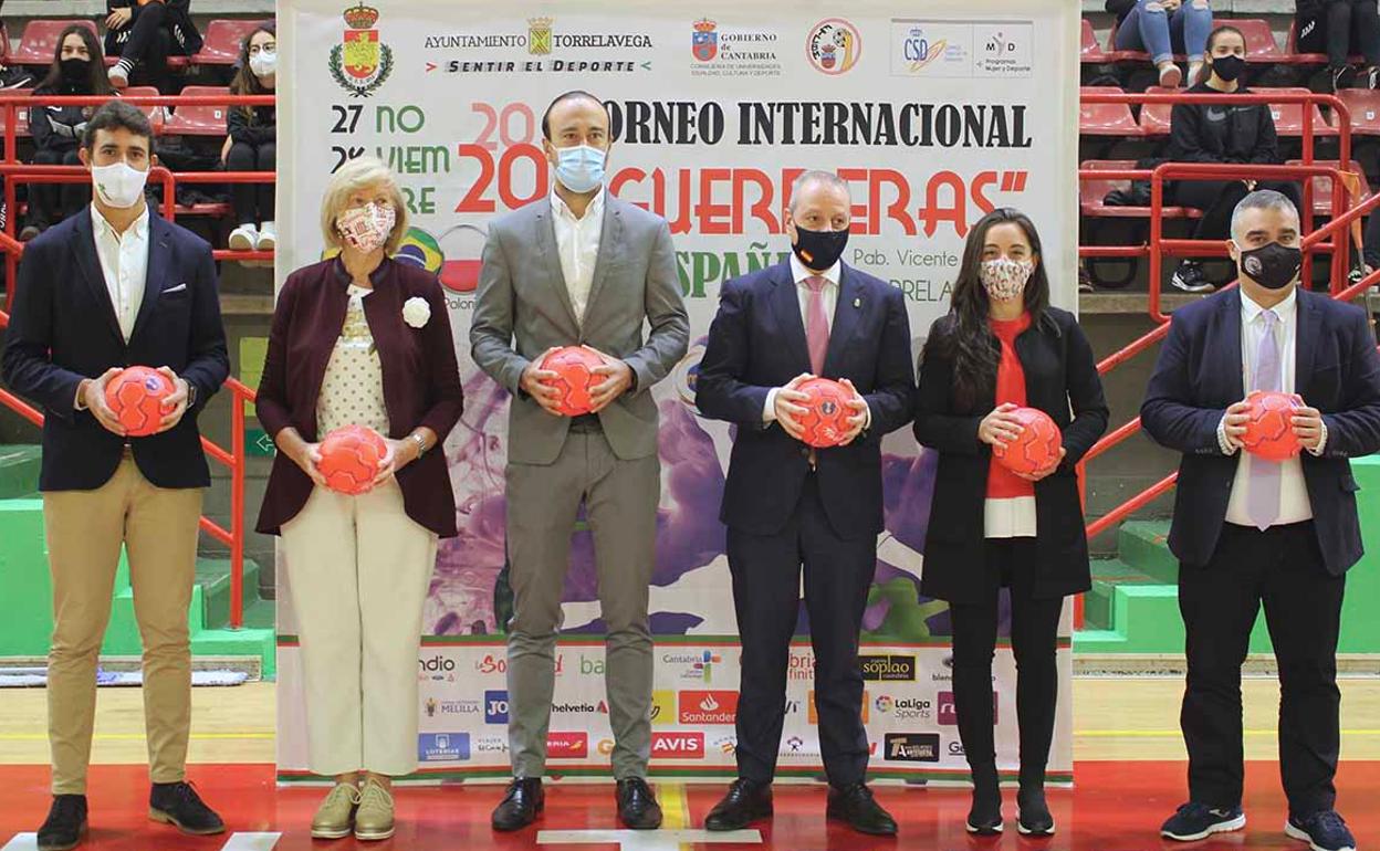 Representantes deportivos e institucionales, en la presentación del torneo.