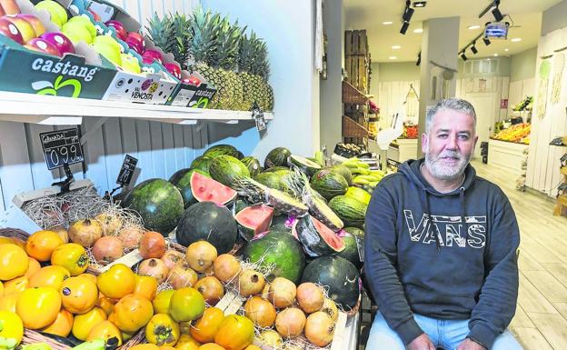 Manuel Fernández| Amarlo Fruit (Avenida de La Concordia, Maliaño) - Abrieron el 16 de abril: «Es un poco de locura, pero vamos a abrir otra frutería en Santoña en noviembre».