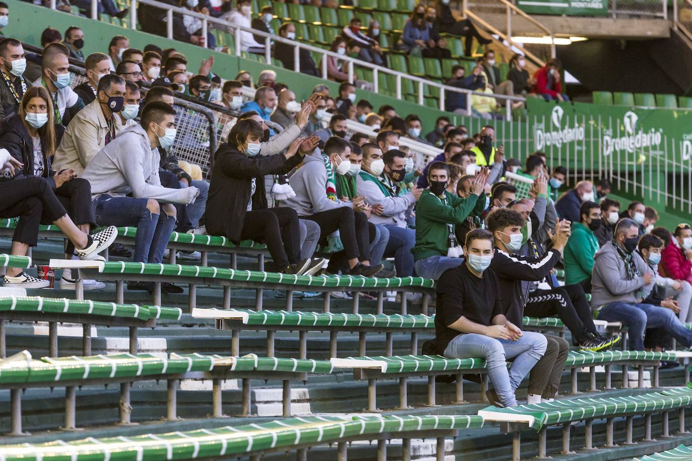 El protocolo racinguista funcionó con normalidad y el estadio acogió de nuevo a más de mil espectadores