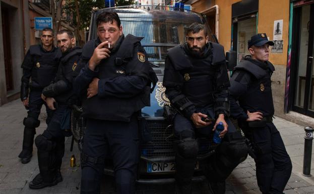 Los protagonistas de 'Antidisturbios', en un fotograma de la serie.