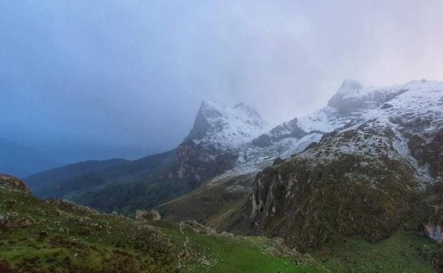 La caída de las temperaturas cubre de blanco varias zonas del Parque Nacional de Picos de Europa.