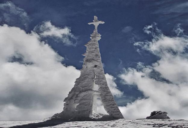 La cruz del Gorbea, cubierta de nieve.