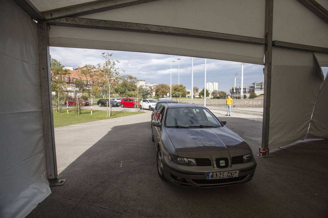 Las colas vuelven a los 'coroautos' donde se hacen las pruebas PCR por el repunte de los contagios. 