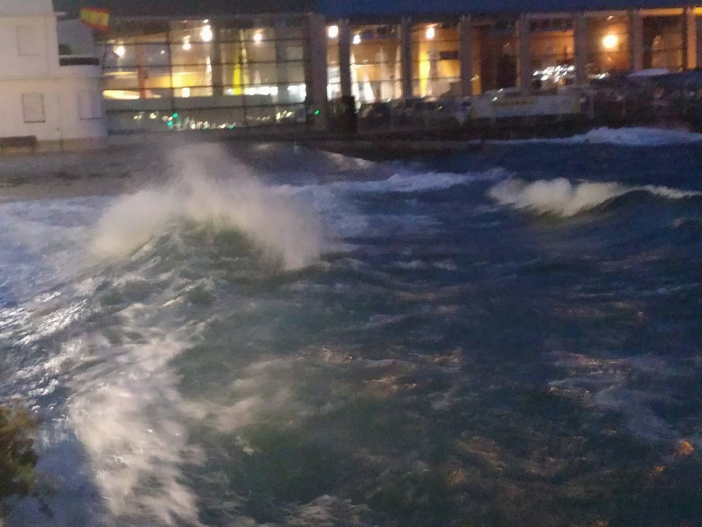 Imágenes tomadas al amanecer en la bahía de Santander, con el mar azotando Puertochico y las playas de El Sardinero, en calma chicha.