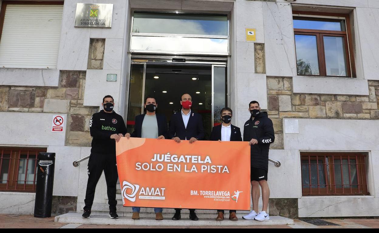 El Balonmano Torrelavega refuerza su colaboración con AMAT para frenar la adicción al juego