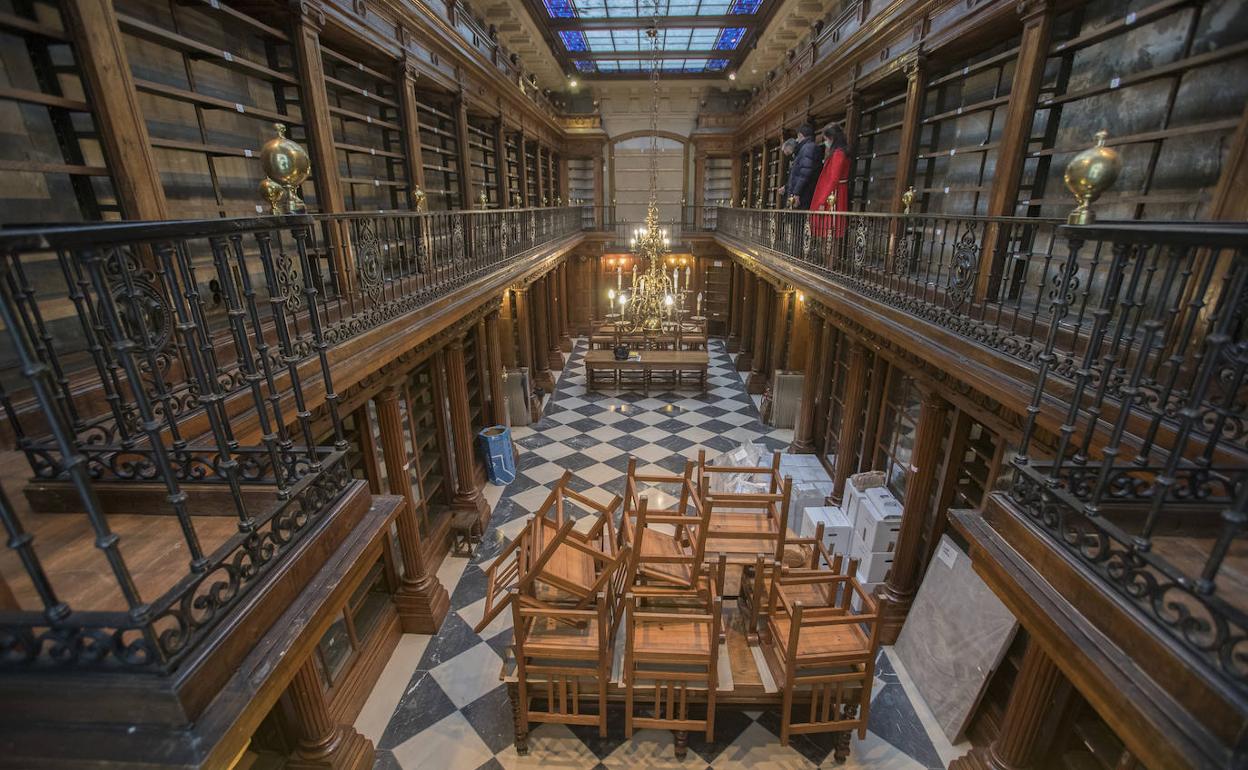 La Biblioteca de Menénez Pelayo con sus estanterías ya vacías aguarda el comienzo este otoño de las obras de rehabilitación. 