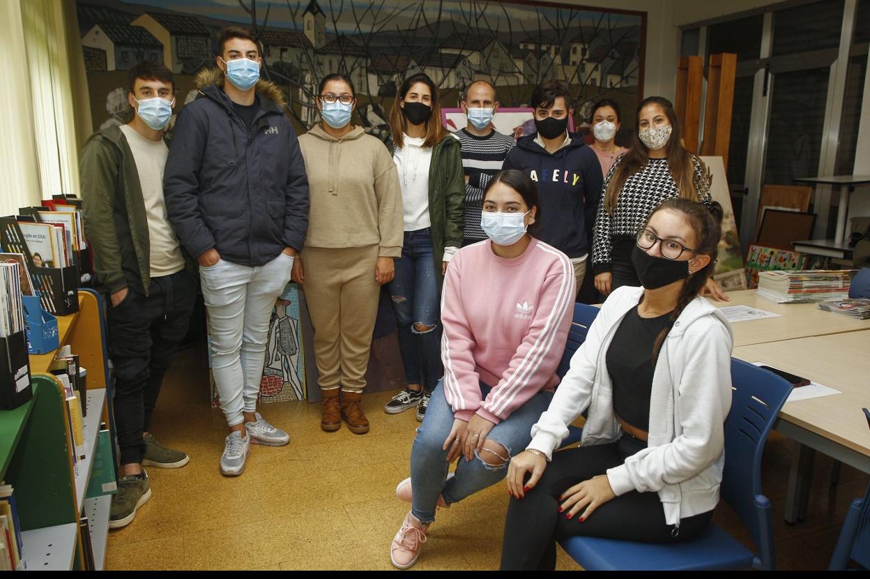 Los tutores, junto a los alumnos participantes en la octava edición de STARTinnova. 