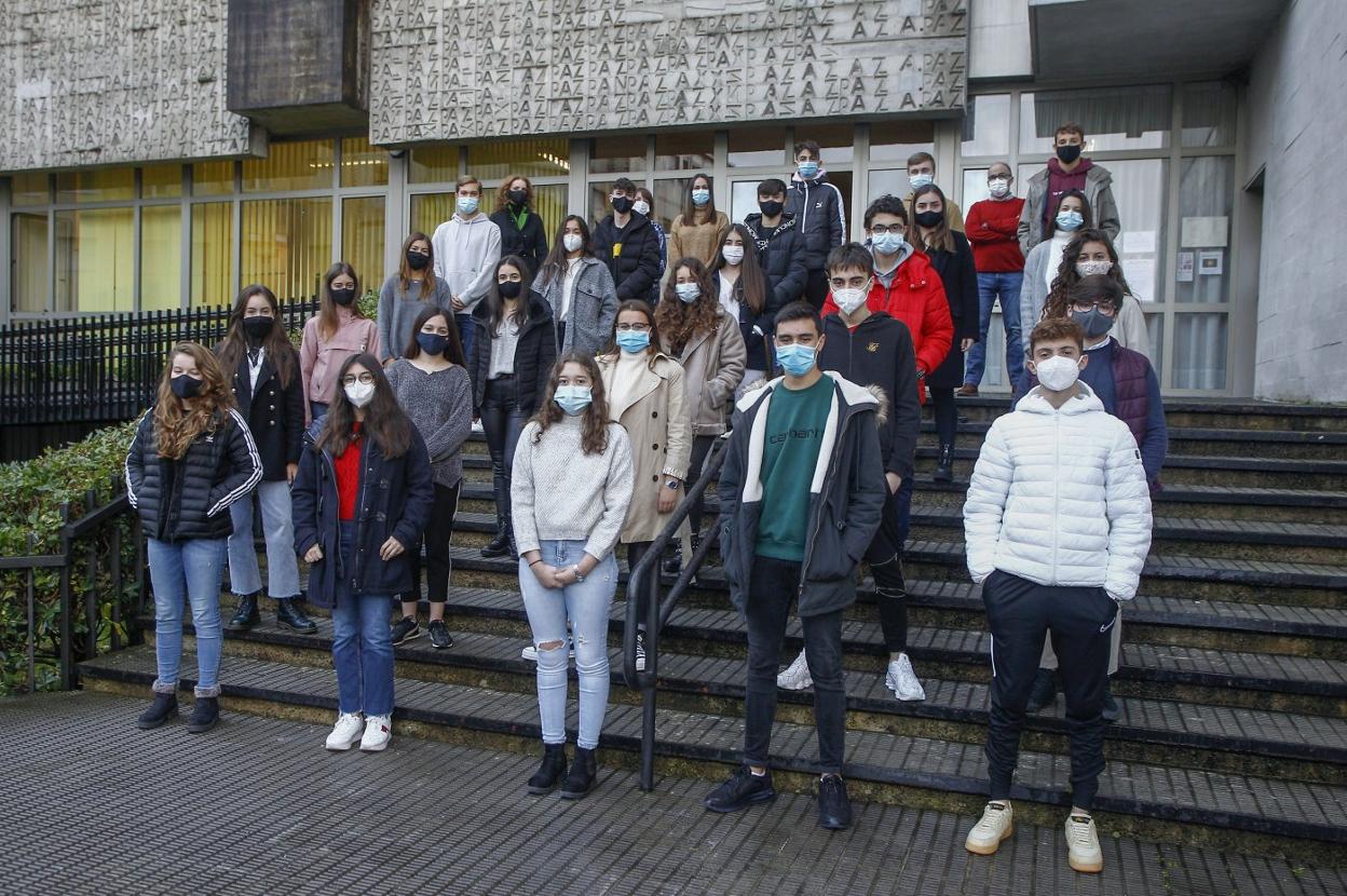 La directora, Marisol Dosal, y los tutores, Marta de Diego, Pablo Ortíz y José Miguel Eguren, junto a los alumnos participantes en la octava edición de STARTinnova. 