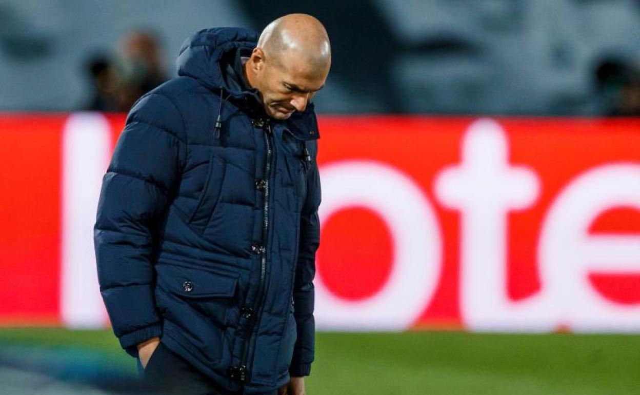 Zinedine Zidane, cabizbajo durante el partido ante el Shakhtar. 