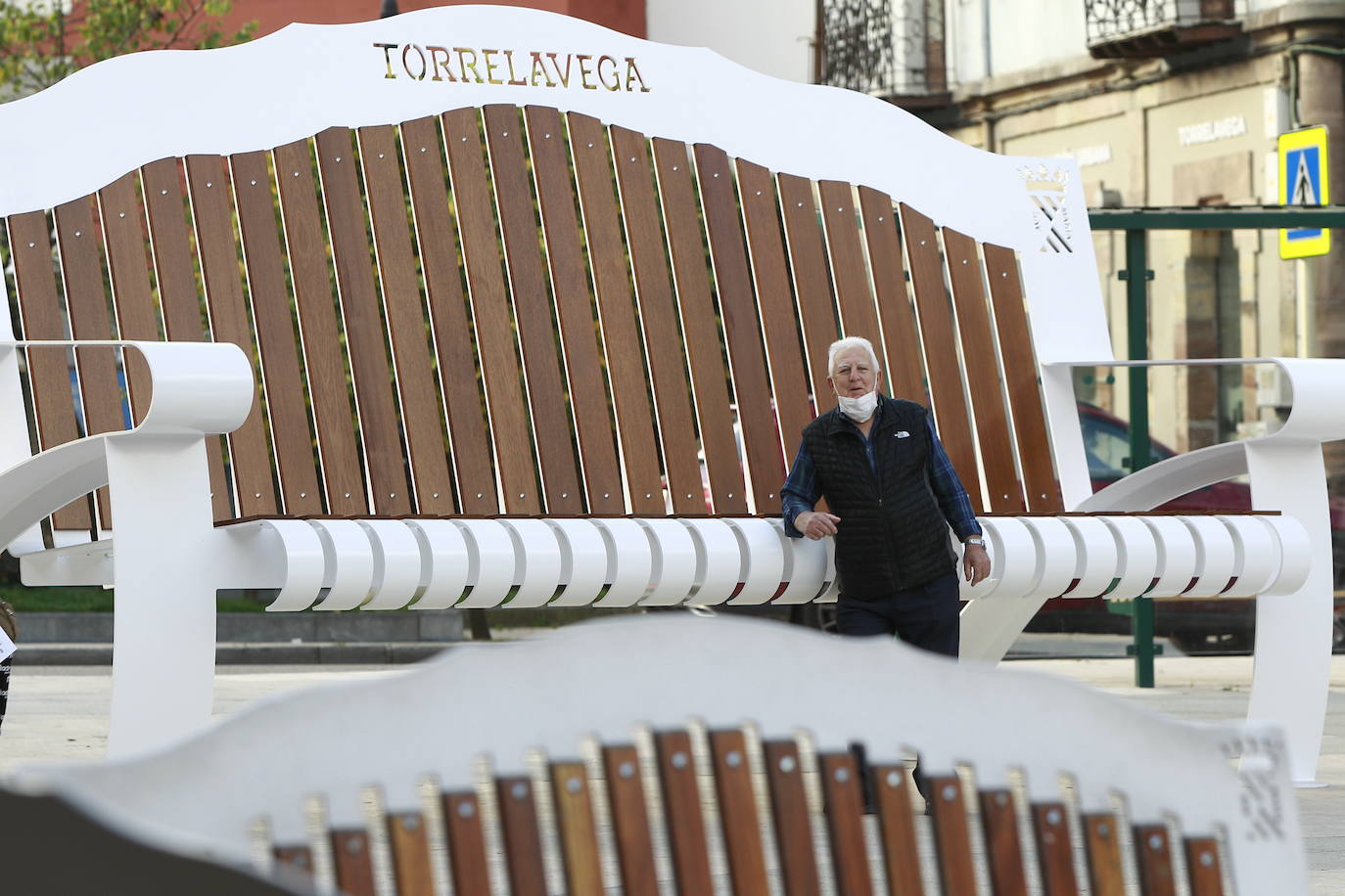 Este viernes, al fin, los torrelaveguenses estrenan el banco gigante que se ha instalado en el Bulevar Demetrio Herrero, una obra que busca que los ciudadanos y turistas acudan a hacerse fotos para que las publiquen en sus redes sociales y promocionar, así, la ciudad.