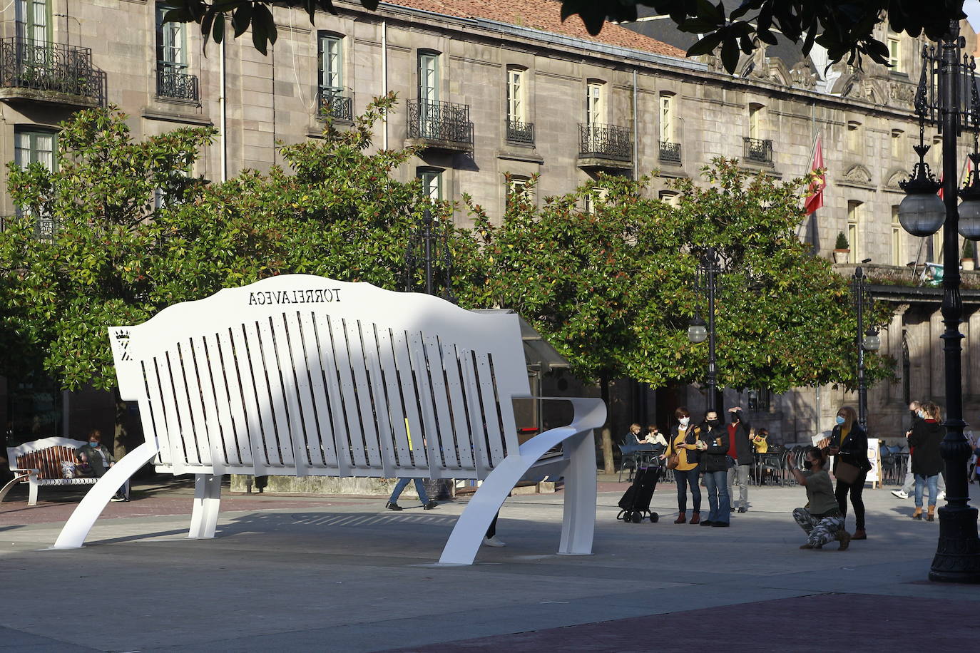 Este viernes, al fin, los torrelaveguenses estrenan el banco gigante que se ha instalado en el Bulevar Demetrio Herrero, una obra que busca que los ciudadanos y turistas acudan a hacerse fotos para que las publiquen en sus redes sociales y promocionar, así, la ciudad.