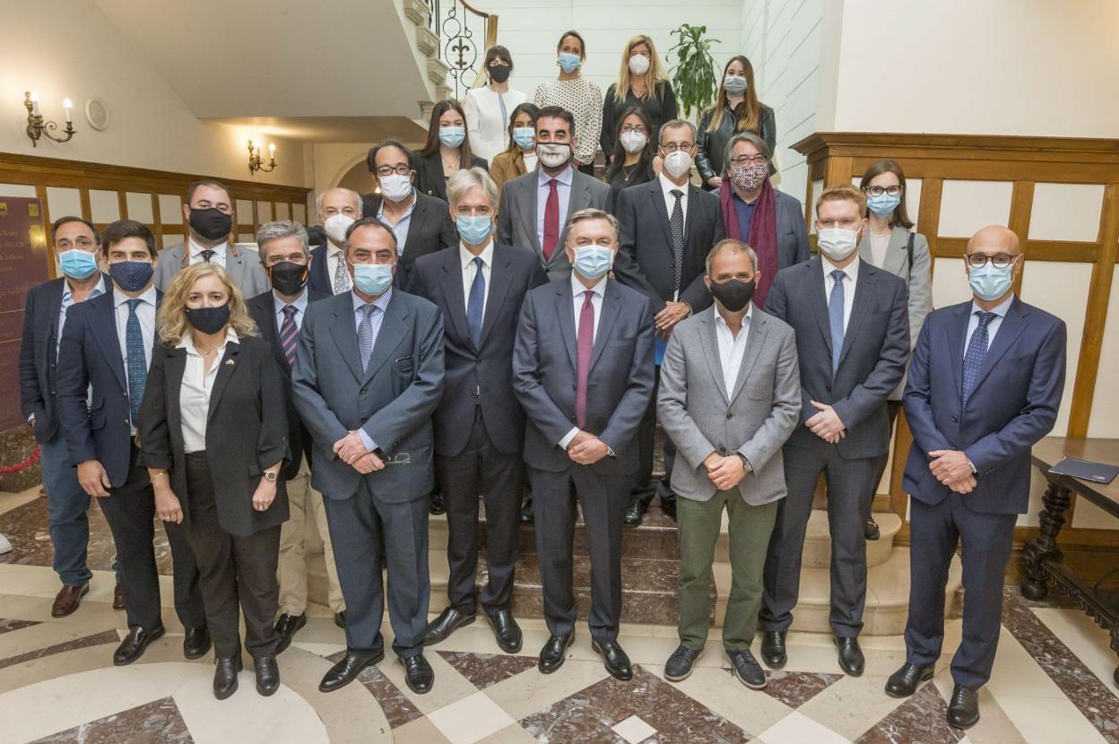  Foto de familia de los participantes en las jornadas Diplomacia y Cultura, que se celebran en el Palacio de la Magdalena. 