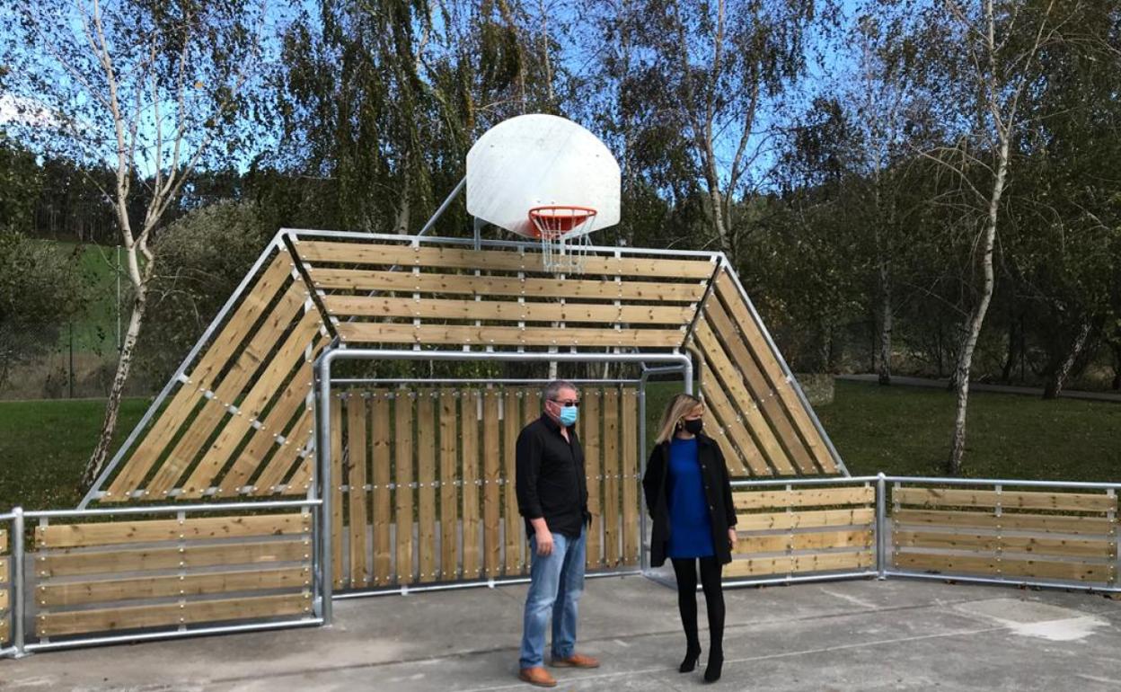 La alcaldesa, Verónica Samperio, visitó la pista deportiva donde se llevarán a cabo los trabajos.