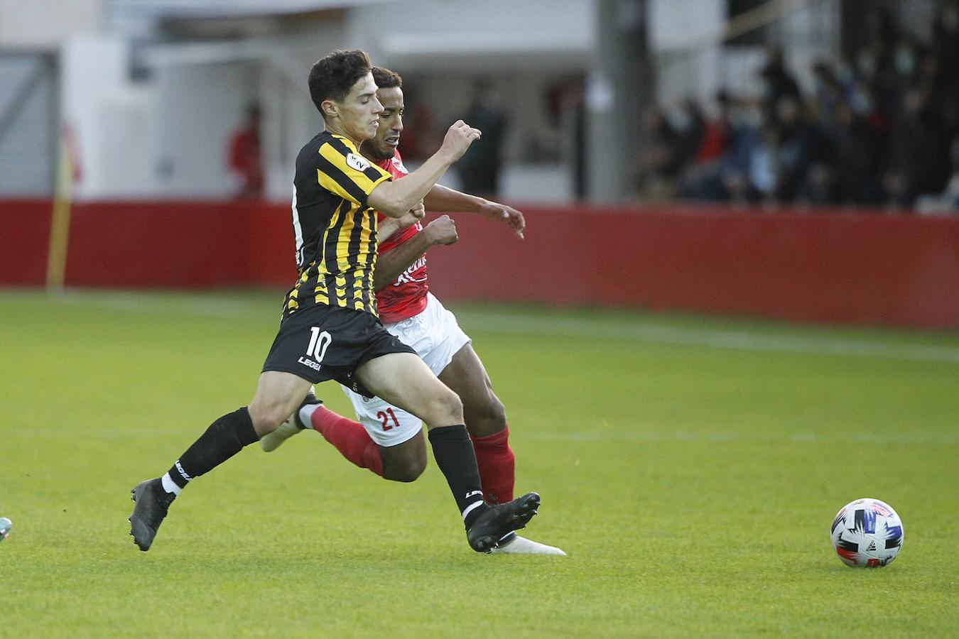 El equipo pejino ganó ante sus aficionados en el regreso del fútbol de Segunda B a los canpos de San Lorenzo