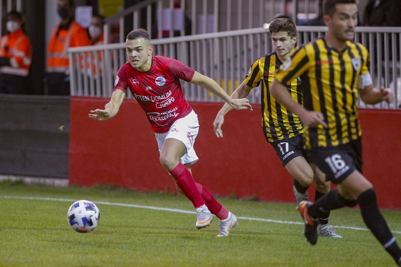 El equipo pejino ganó ante sus aficionados en el regreso del fútbol de Segunda B a los canpos de San Lorenzo