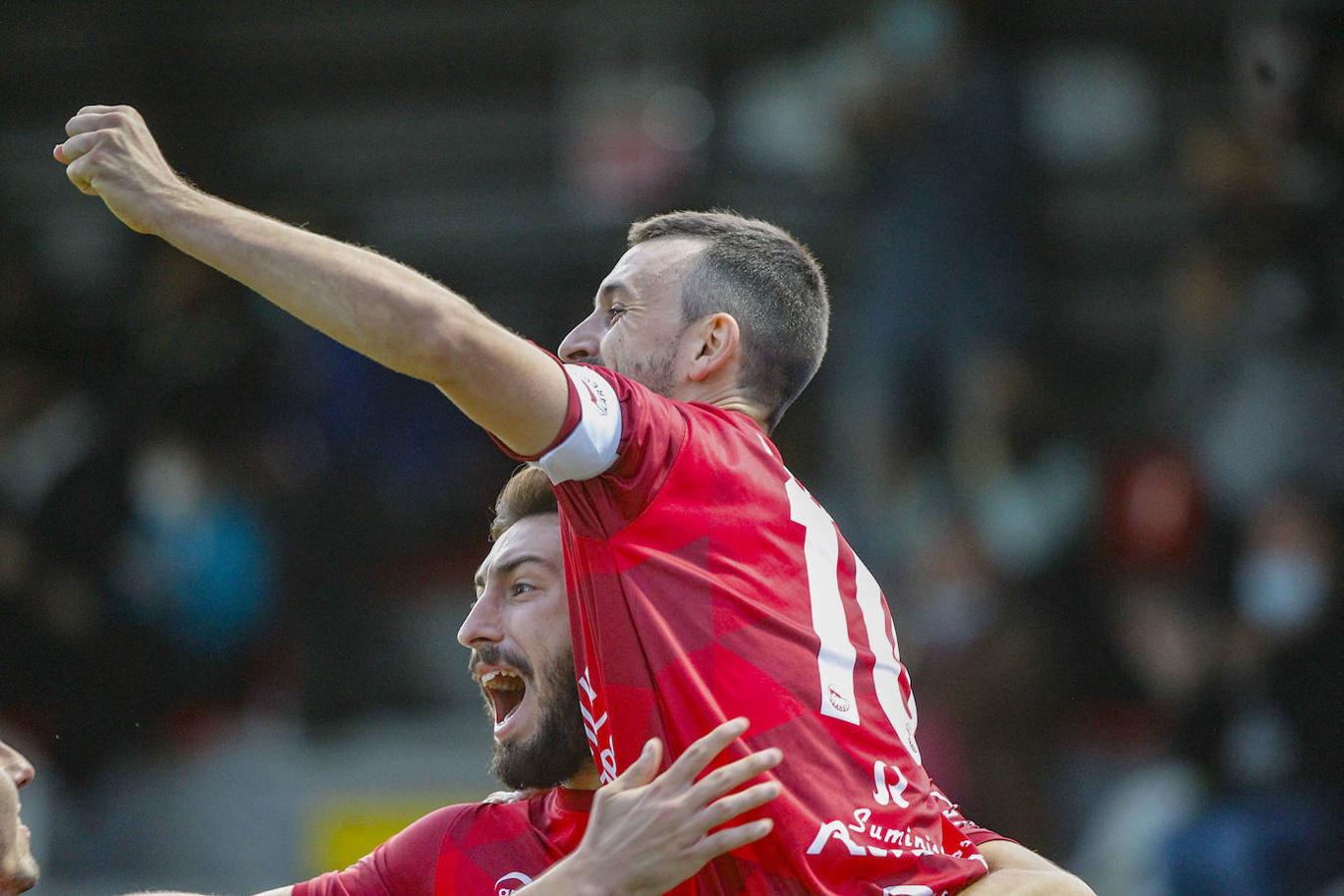 El equipo pejino ganó ante sus aficionados en el regreso del fútbol de Segunda B a los canpos de San Lorenzo