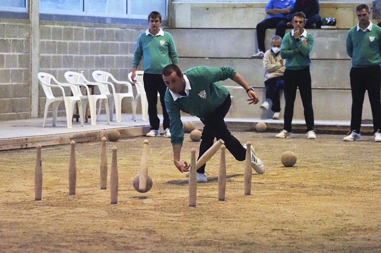 Roberto de Juana birla ante la mirada de sus compañeros ayer en Oreña.
