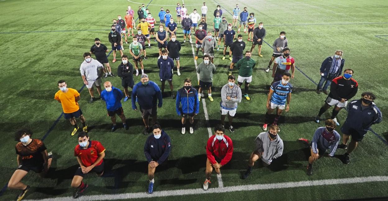 La plantilla del Aldro Energía Independiente posa en La Albericia, su lugar de entrenamiento hasta que concluyan las obras del campo de San Román. 