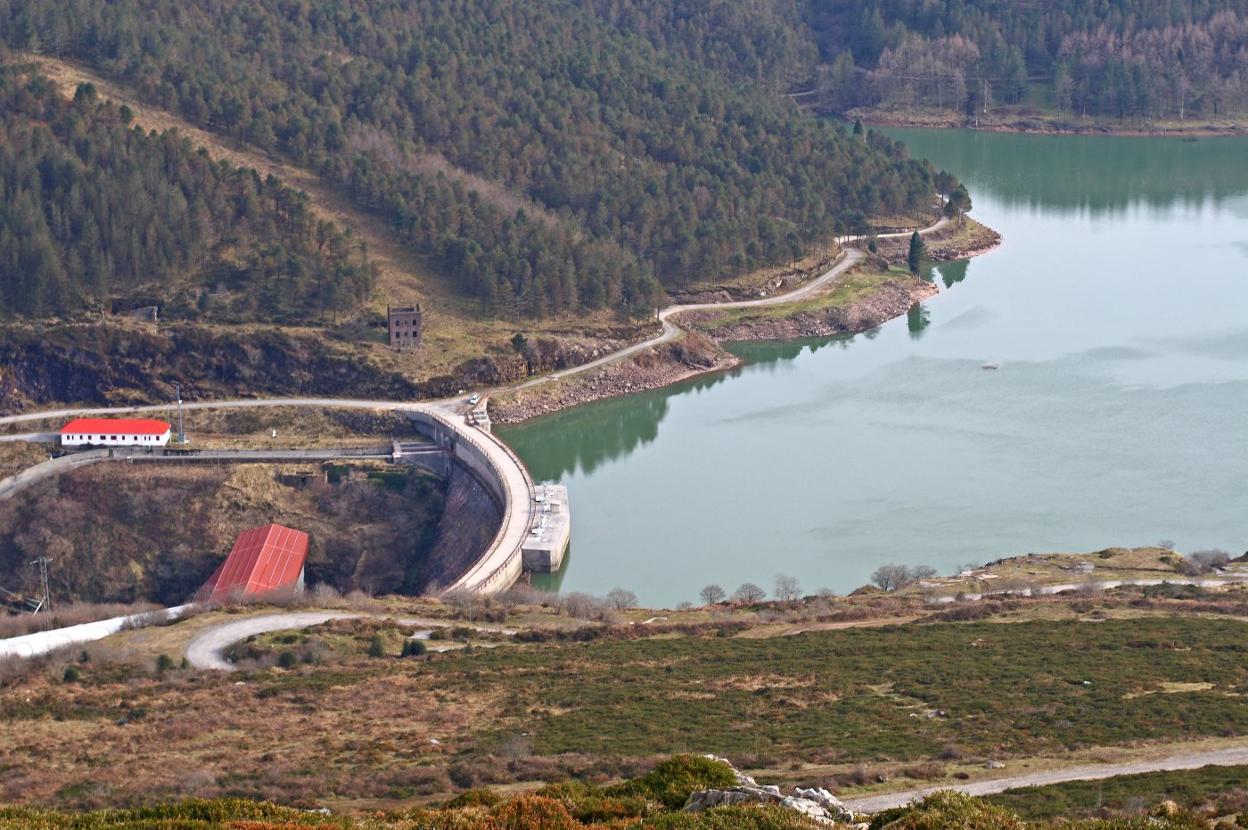 Embalse de Alsa, junto a la central hidroeléctrica de Aguayo, desde 2018 en manos de Repsol tras la compra de parte de los activos de Viesgo. 