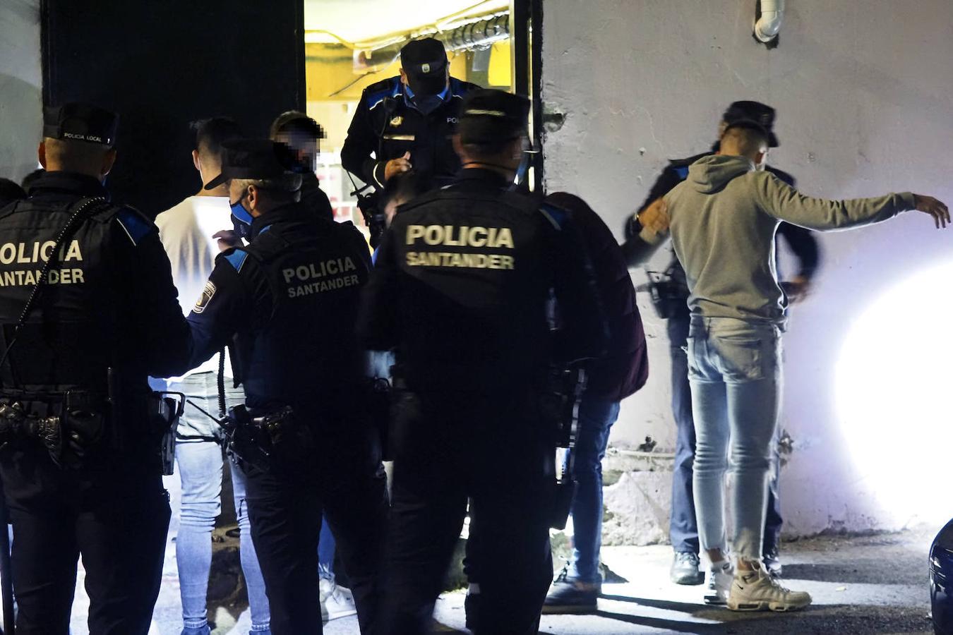 La Sección de Horario Especial de la Policía Local de Santander denuncia botellones y evita aglomeraciones tras el cierre de bares