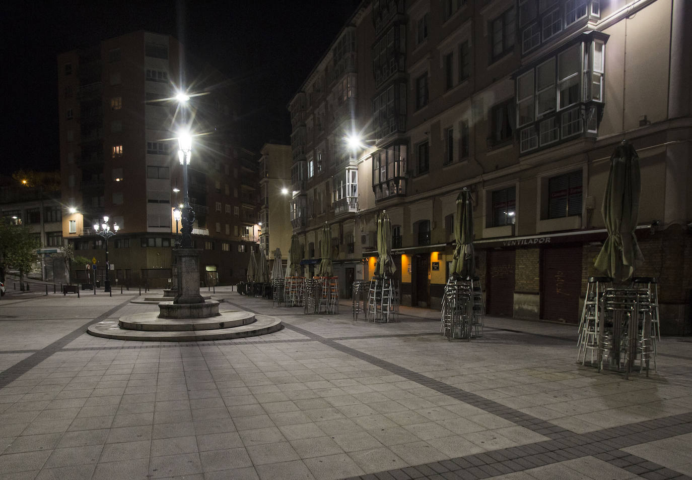 Bares cerrados, calles sin gente, sin coches siquiera... La ciudad se vacía en un domingo por la noche especialmente desierto por las nuevas restricciones y el estado de alarma.