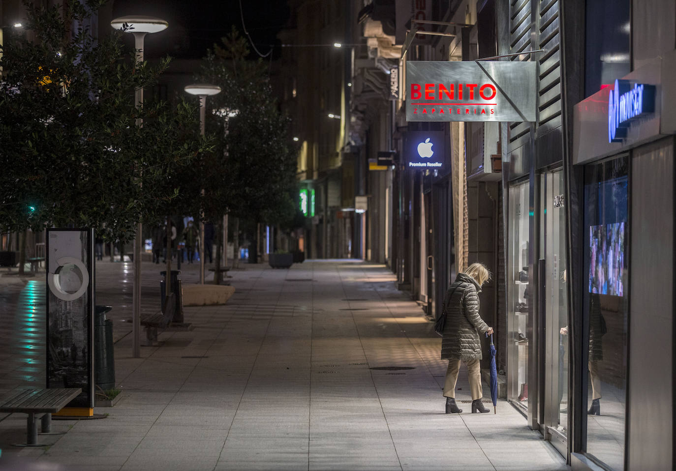 Bares cerrados, calles sin gente, sin coches siquiera... La ciudad se vacía en un domingo por la noche especialmente desierto por las nuevas restricciones y el estado de alarma.