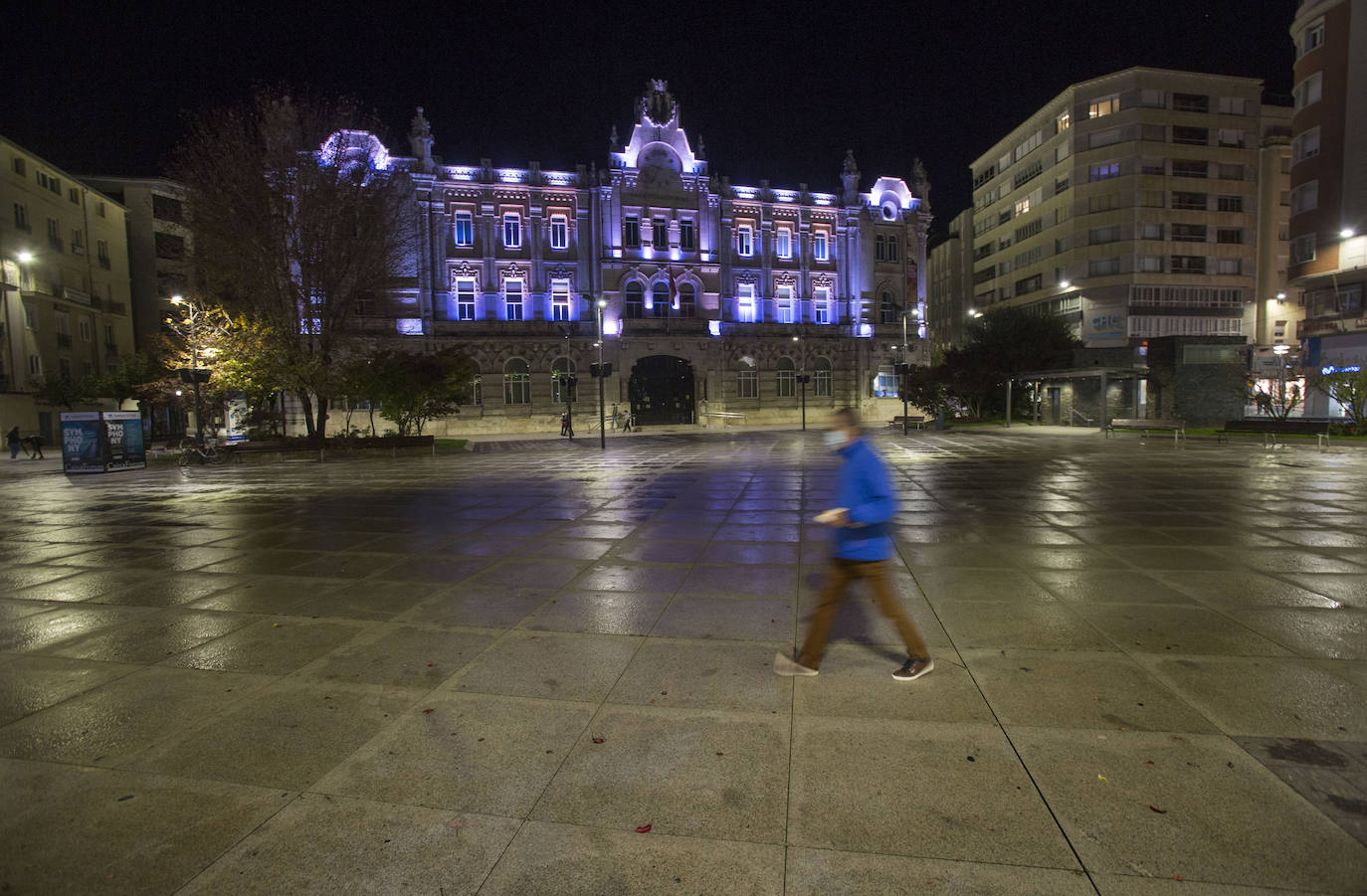 Bares cerrados, calles sin gente, sin coches siquiera... La ciudad se vacía en un domingo por la noche especialmente desierto por las nuevas restricciones y el estado de alarma.