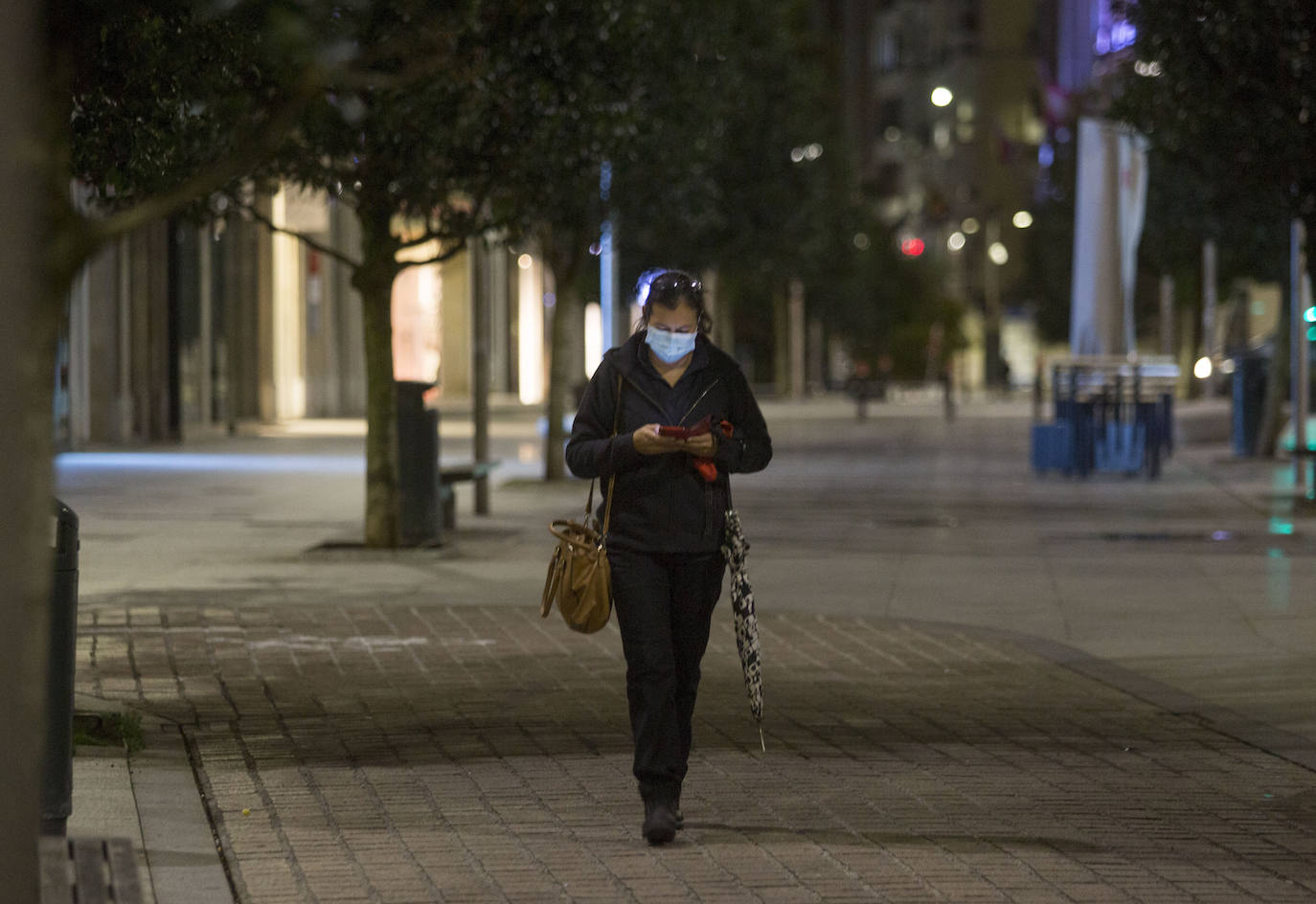 Bares cerrados, calles sin gente, sin coches siquiera... La ciudad se vacía en un domingo por la noche especialmente desierto por las nuevas restricciones y el estado de alarma.