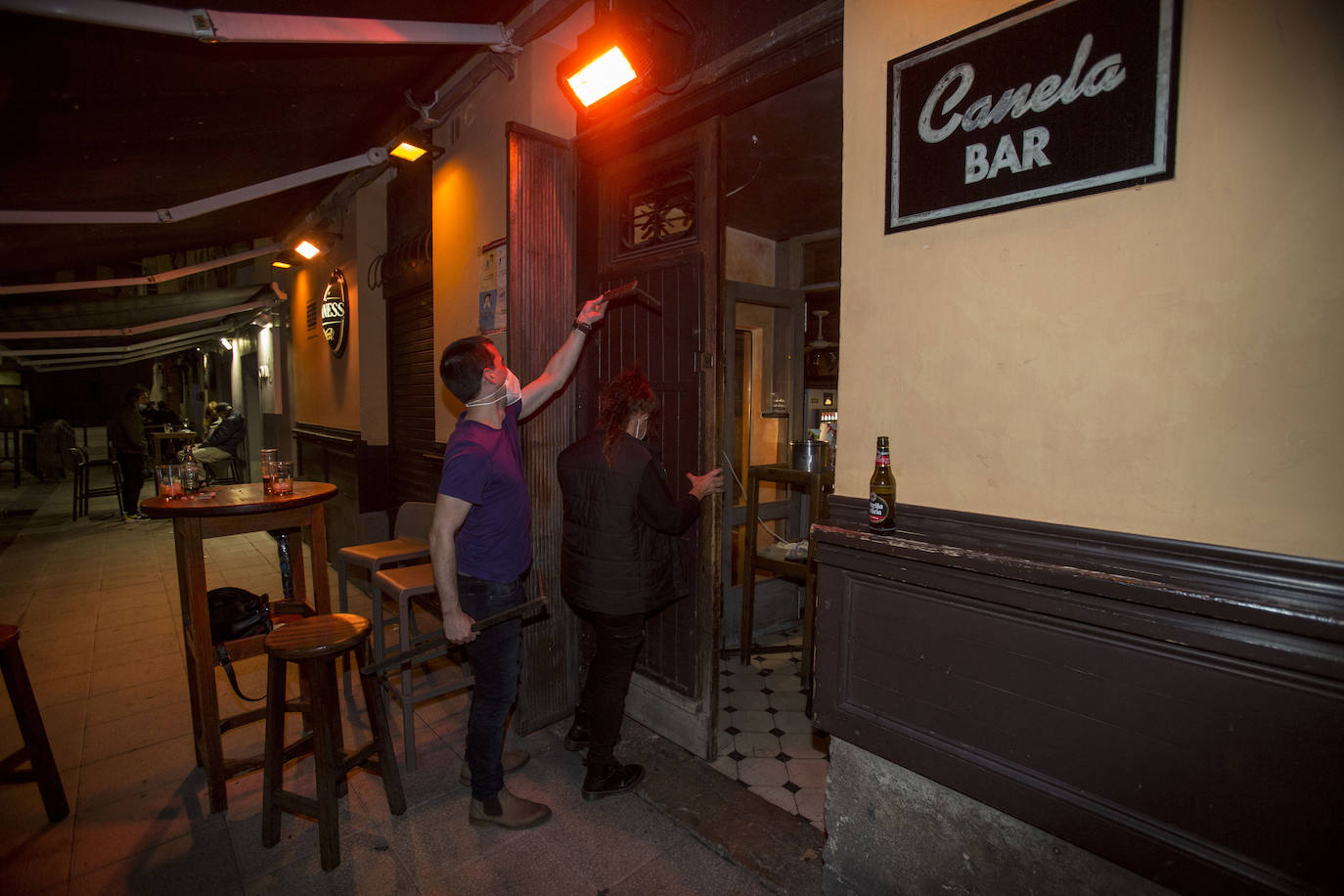 Bares cerrados, calles sin gente, sin coches siquiera... La ciudad se vacía en un domingo por la noche especialmente desierto por las nuevas restricciones y el estado de alarma.