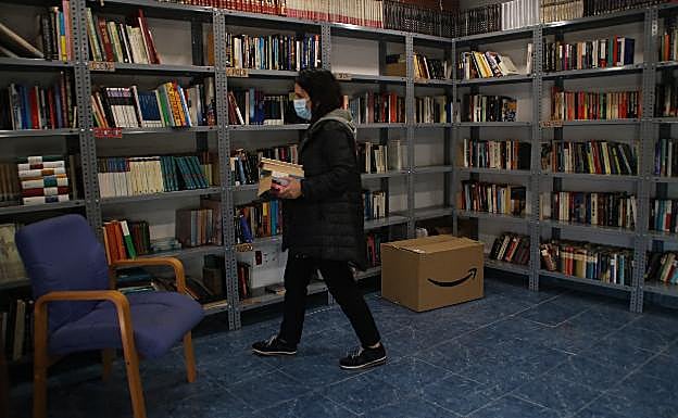 La responsable de la Biblioteca, María Díez, en la sala donde se almacenan todos los libros donados por vecinos 