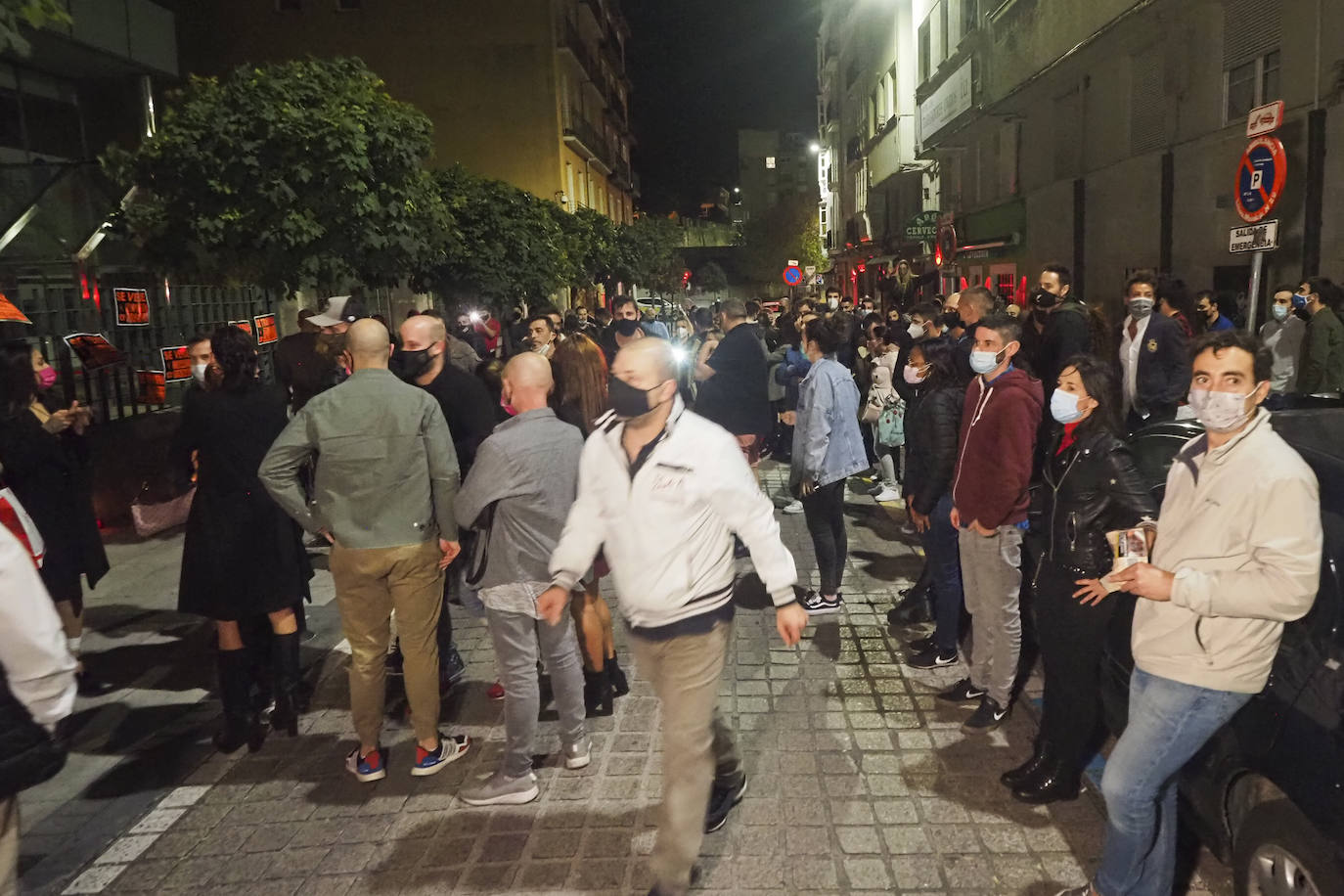 Decenas de trabajadores y empresarios de hostelería protestaron el sábado por la noche en la Plaza de Cañadío con carteles de 'se vende' y las linternas de sus móviles. También colocaron velas frente a la sede del Gobierno regional.