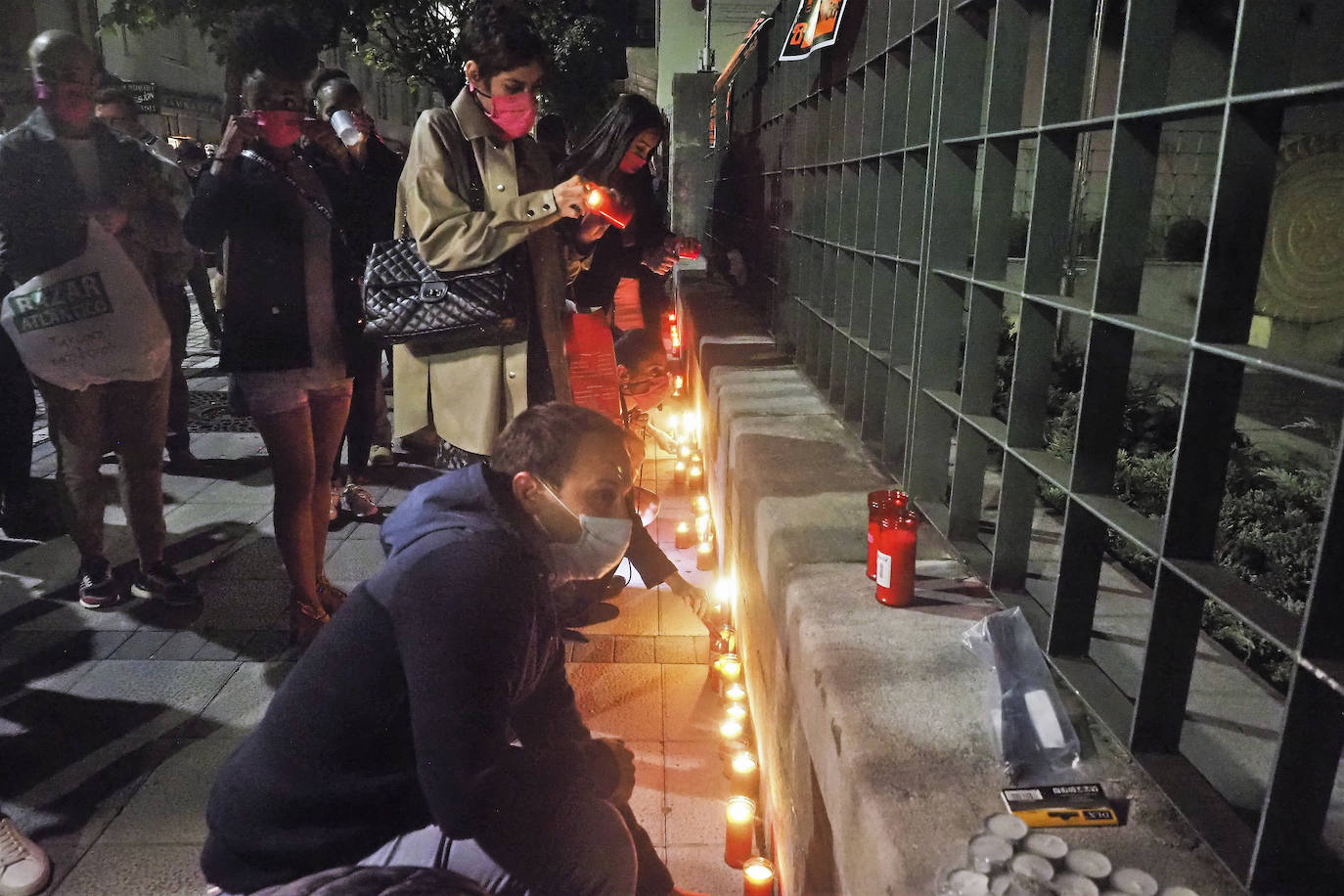 Decenas de trabajadores y empresarios de hostelería protestaron el sábado por la noche en la Plaza de Cañadío con carteles de 'se vende' y las linternas de sus móviles. También colocaron velas frente a la sede del Gobierno regional.